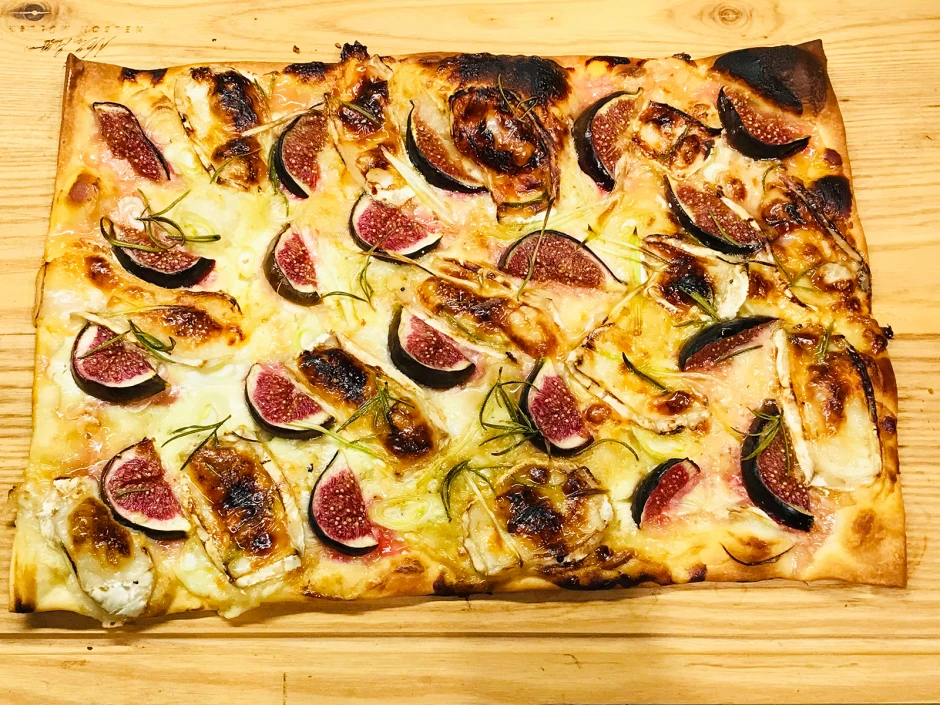 Flammkuchen mit Feigen und Ziegen-Camembert