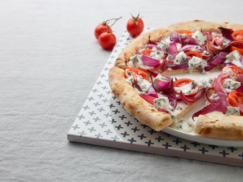 Pizza mit Gorgonzola GU mit roten Zwiebeln und Kirschtomaten