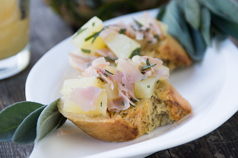 Crostini mit Ananas, Salbei und Speck