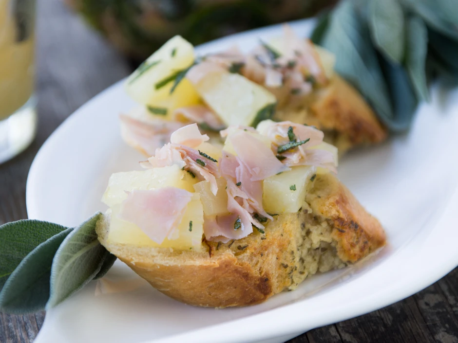 Crostini mit Ananas, Salbei und Schinken