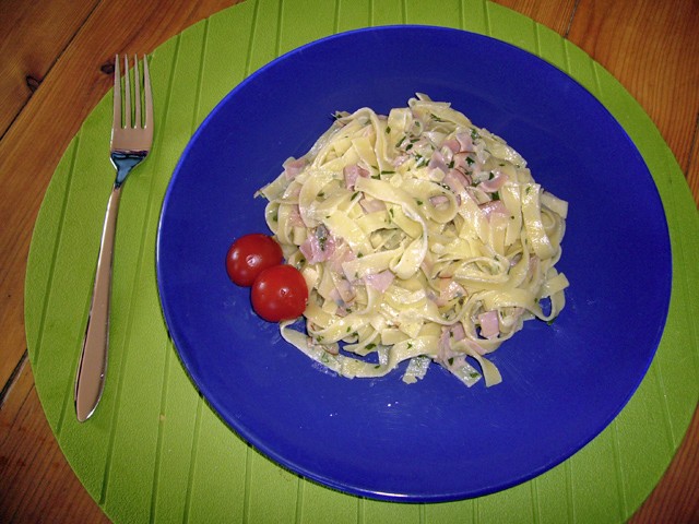 Bandnudeln mit Kräuterrahm und Schinken