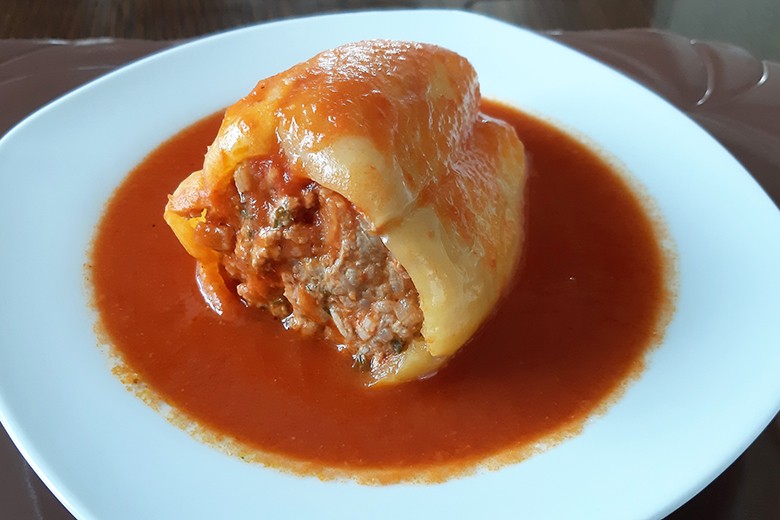 Gefüllte Paprika in Paradeissauce