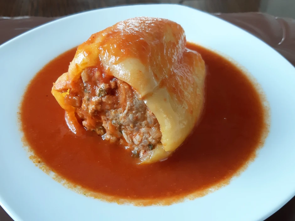 Gef&uuml;llte Paprika in Paradeissauce