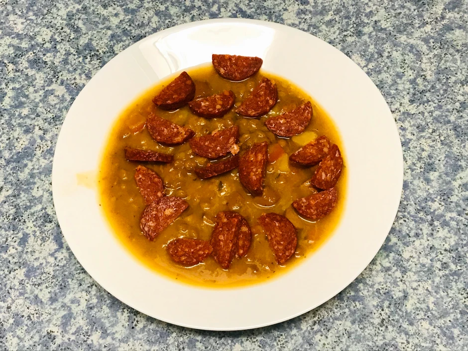 Spanischer Linseneintopf mit Chorizo