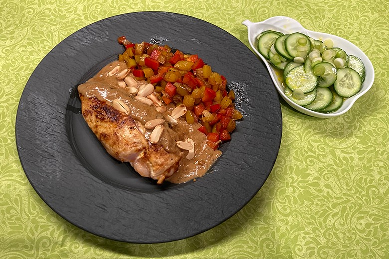 Erdnusshühnchen mit Paprikagemüse