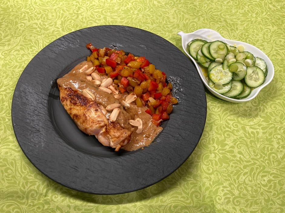 Erdnusshühnchen mit Paprikagemüse