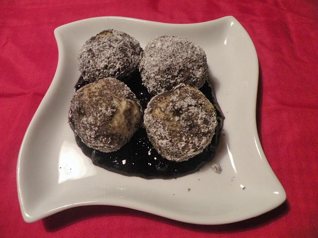 Mohnkn&ouml;del auf hei&szlig;en Heidelbeeren