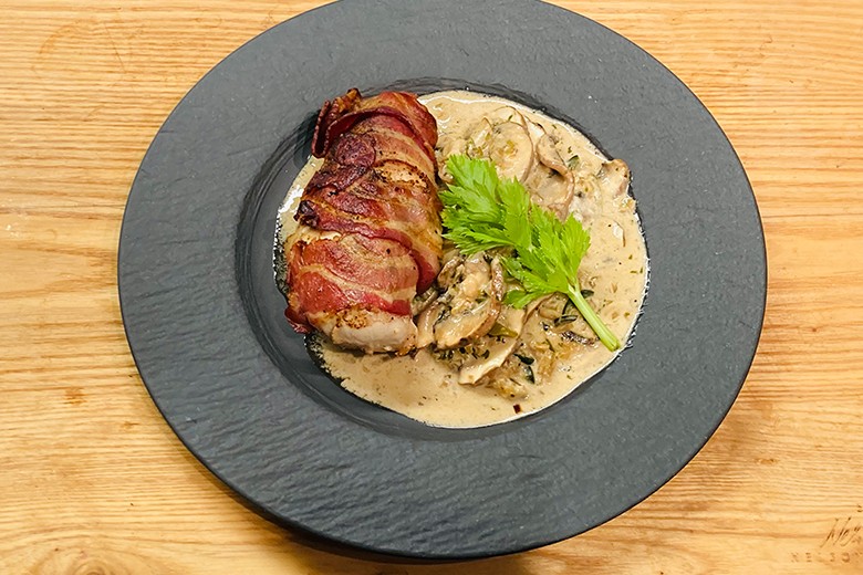 Hühnerbrust mit Bauchspeck in Champignon-Jalapeno-Soße