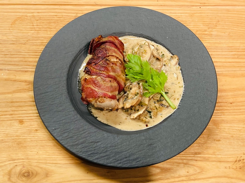 Hühnerbrust mit Bauchspeck in Champignon-Jalapeno-Soße