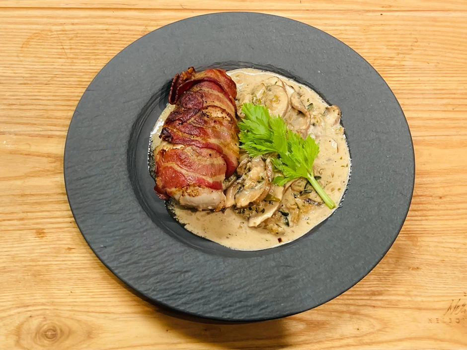 H&uuml;hnerbrust mit Bauchspeck in Champignon-Jalapeno-So&szlig;e