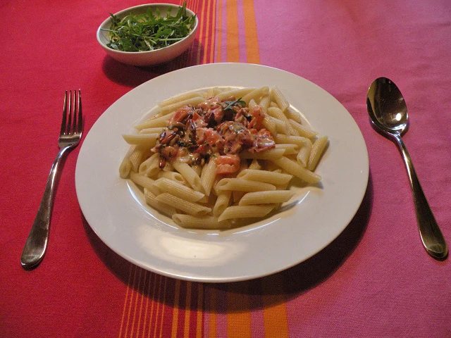 Penne mit Pinienkernen, Parmaschinken und Rucola