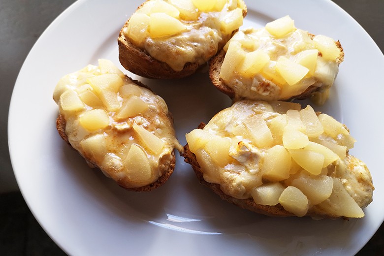 Baguette mit Birne und Camembert