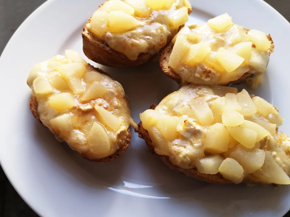 Baguette mit Birne und Camembert