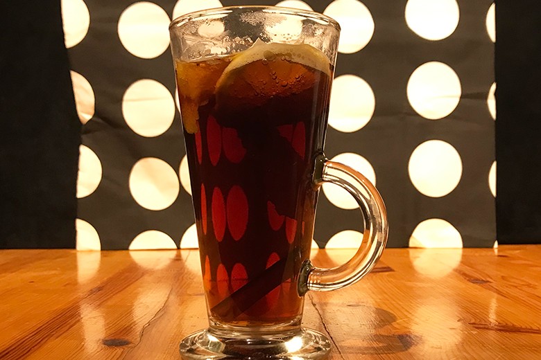 Glühbier mit Zimt und Zitrone, alkoholfrei