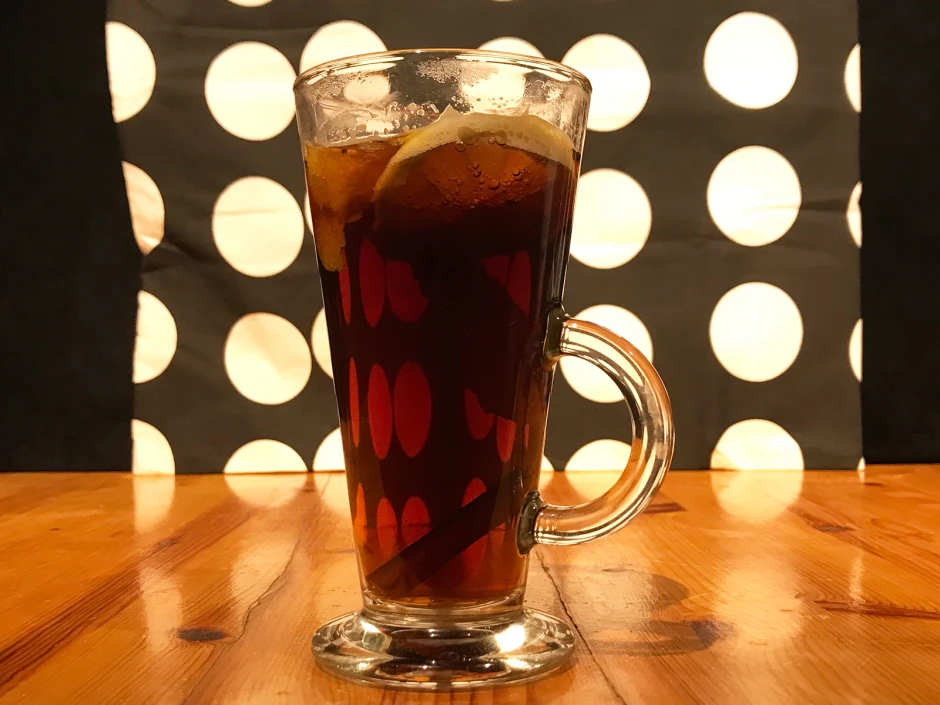 Gl&uuml;hbier mit Zimt und Zitrone, alkoholfrei