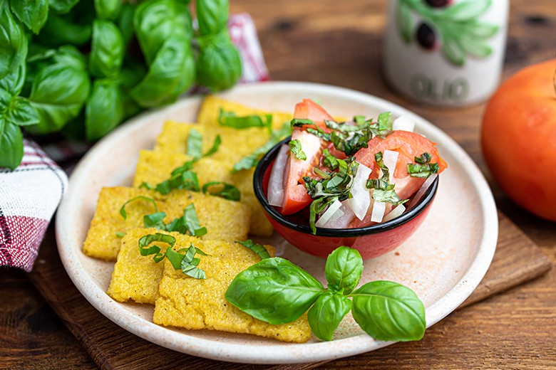 Polentascheiben mit Tomatensalat