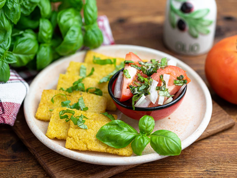 Polentascheiben mit Tomatensalat