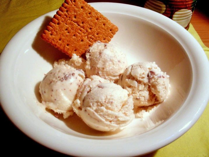 Kokos-Stracciatella-Eis