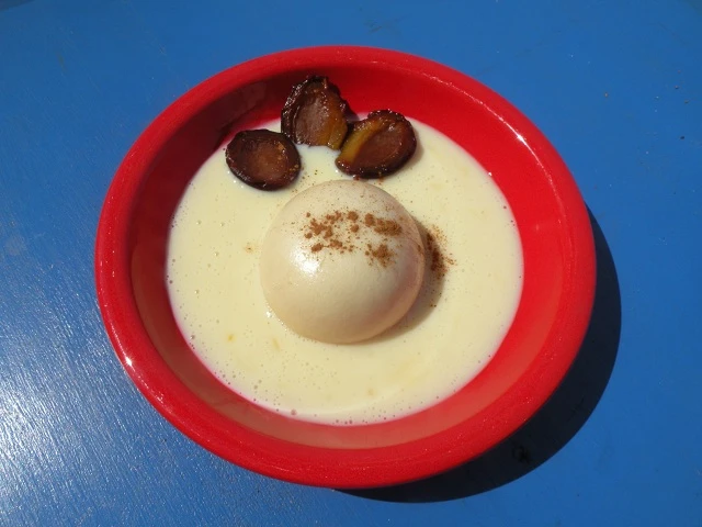 Pflaumenkn&ouml;del mit Vanillesauce