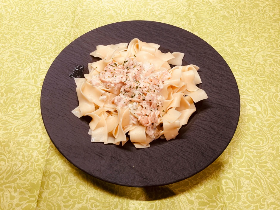 Bandnudeln mit Lachs-K&auml;se-So&szlig;e