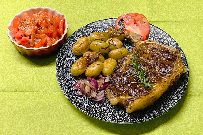 Roasbeef dried aged mit Rosmarin-Erdäpfel, Zwiebeln und Tomaten