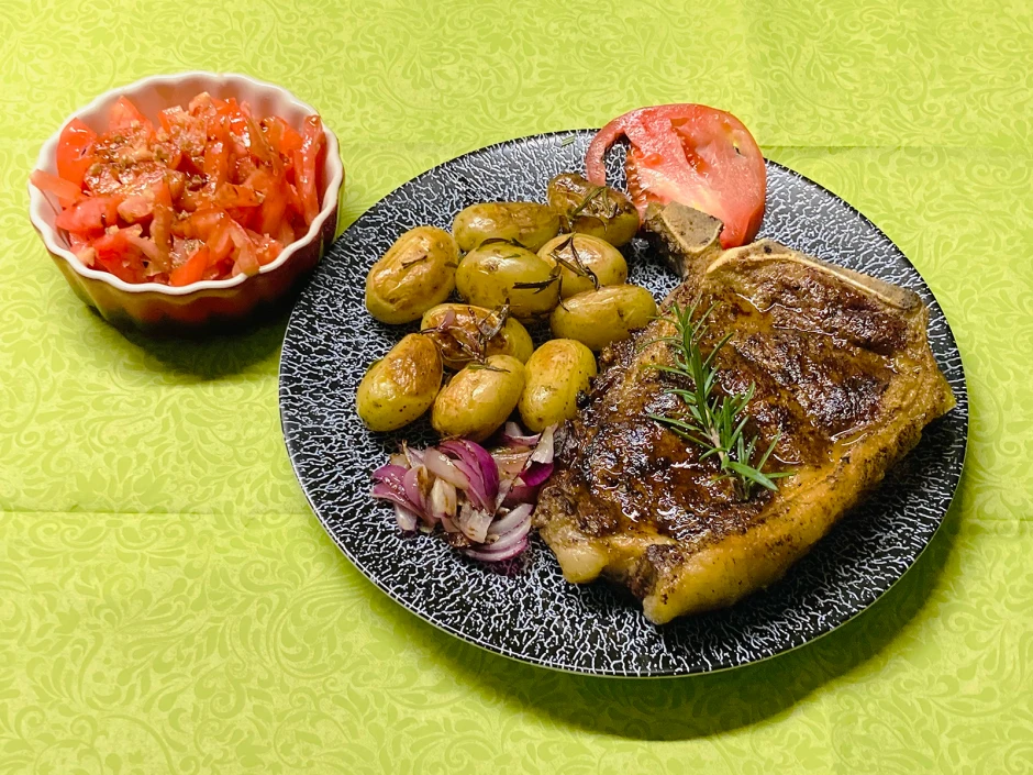 Roasbeef dried aged mit Rosmarin-Erd&auml;pfel, Zwiebeln und Tomaten
