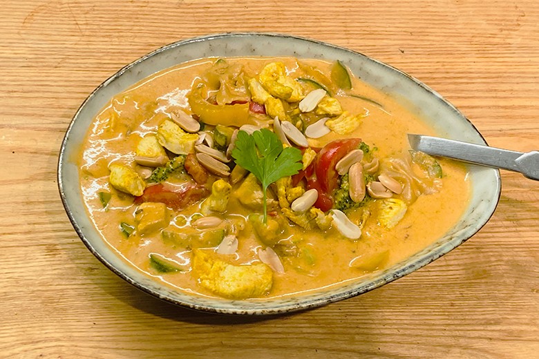 Kokos-Nudelsuppe mit Hühnerfilet