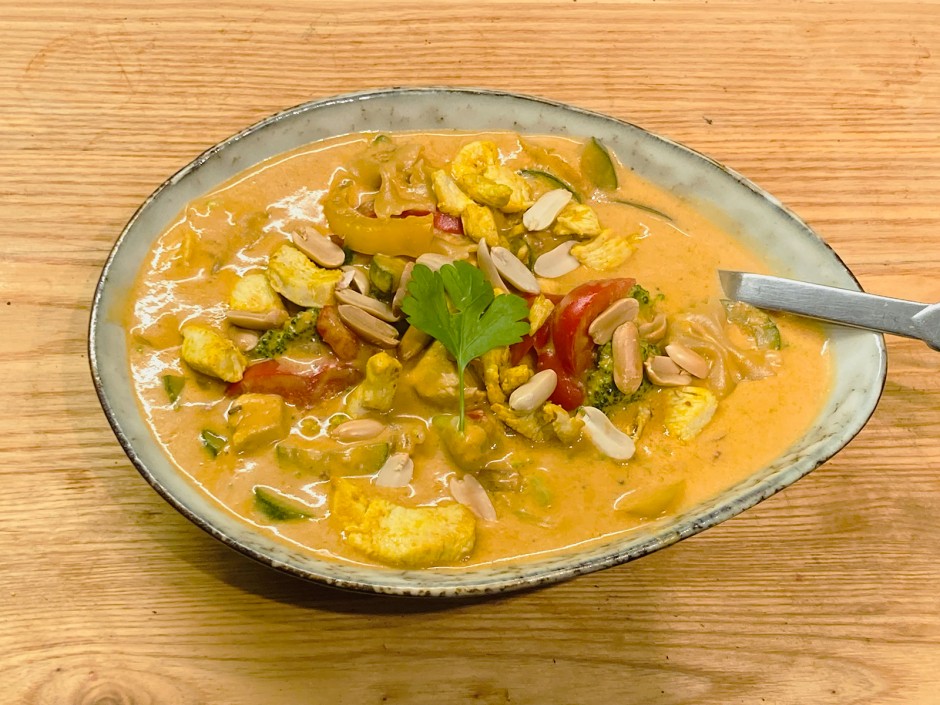 Kokos-Nudelsuppe mit Hühnerfilet