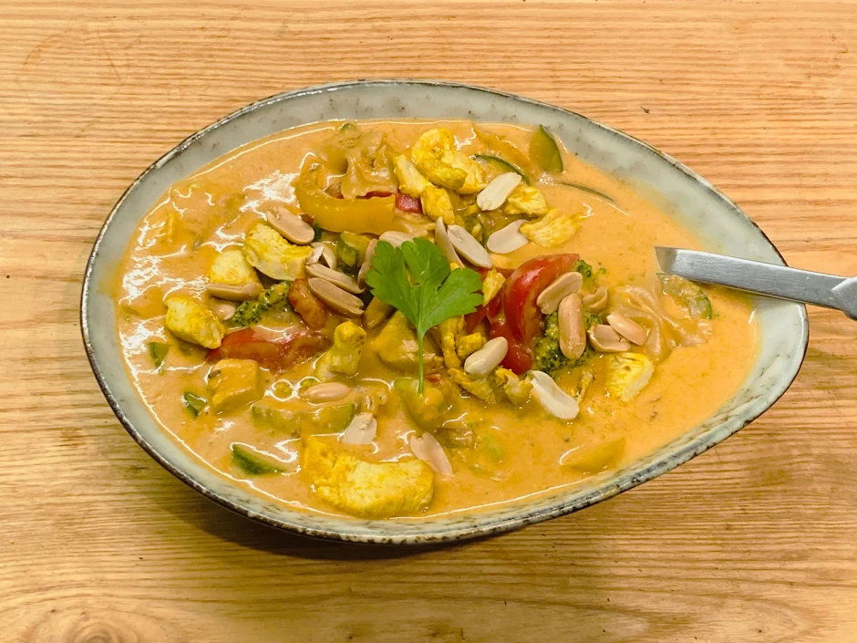 Kokos-Nudelsuppe mit H&uuml;hnerfilet