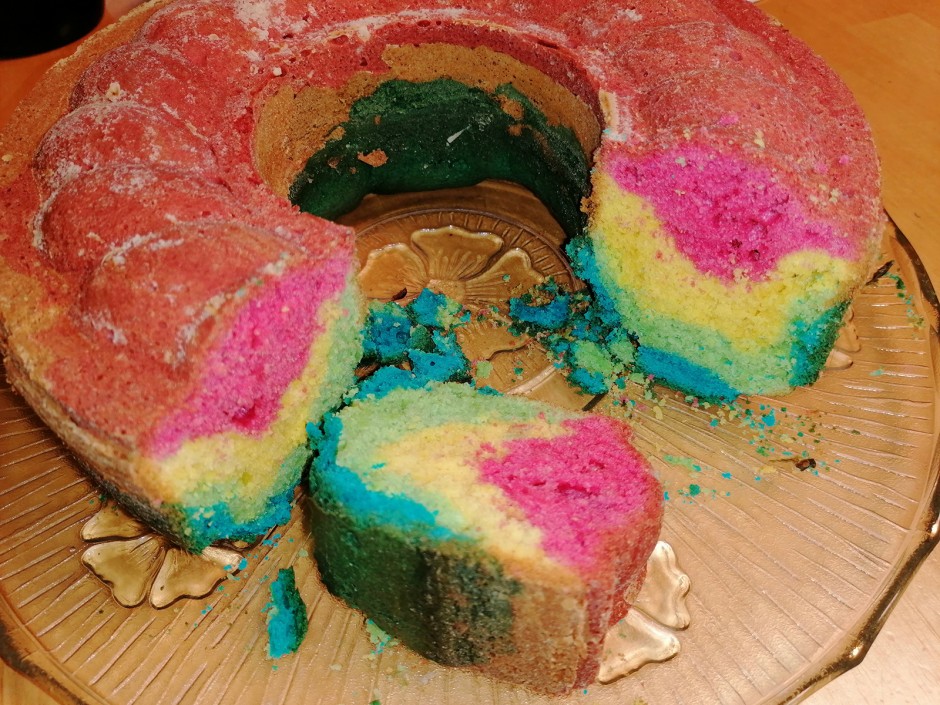 Regenbogen Gugelhupf