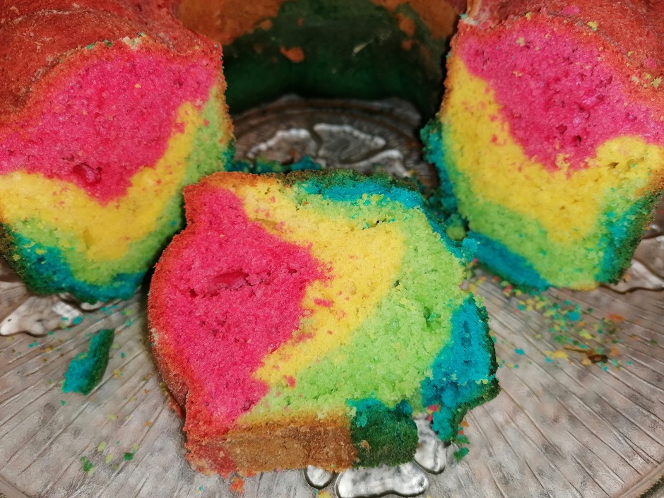 Regenbogen Gugelhupf
