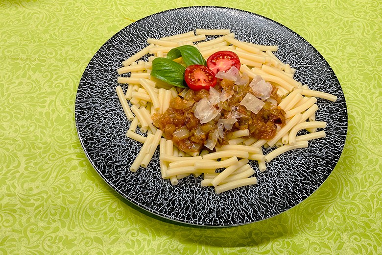 Makkaroni in Melanzani-Zwiebel-Soße