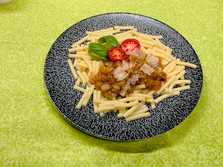 Makkaroni in Melanzani-Zwiebel-So&szlig;e