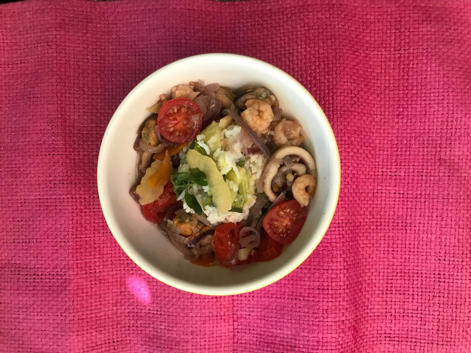 Heiße Bowl mit Meeresfrüchten und Zucchinireis