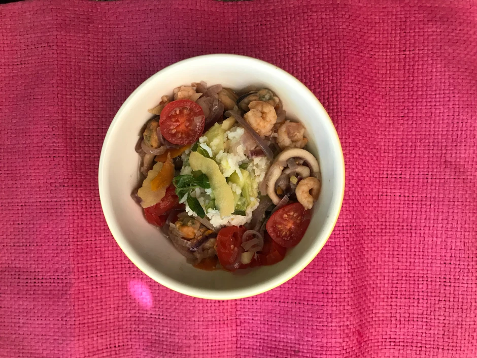 Heiße Bowl mit Meeresfrüchten und Zucchinireis