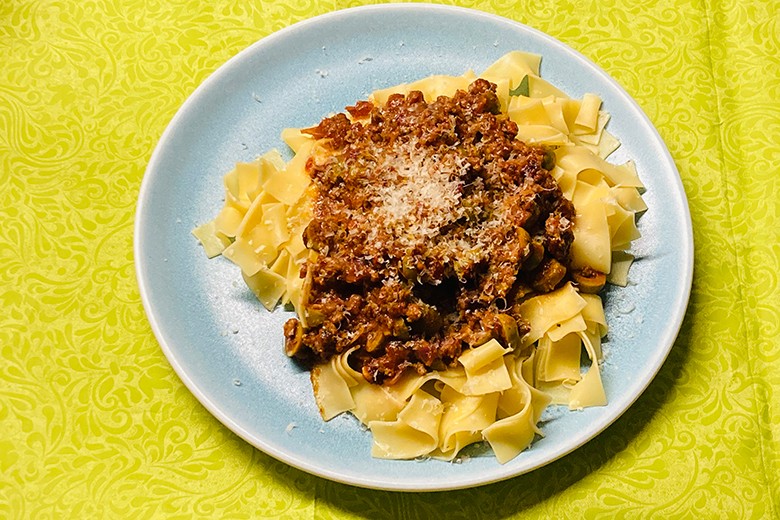 Bandnudeln mit Oliven-Ragu