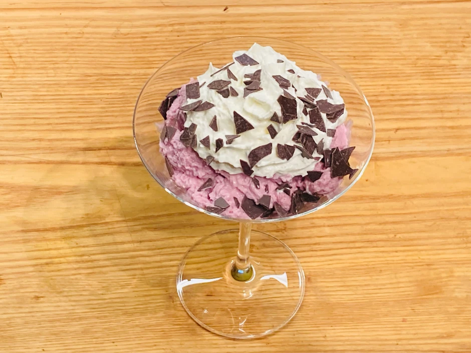 Rotweinmousse mit Schokostreuseln