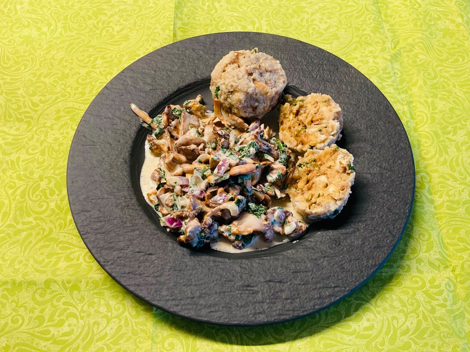 Eierschwammerl-Ragout mit Brezenknödeln