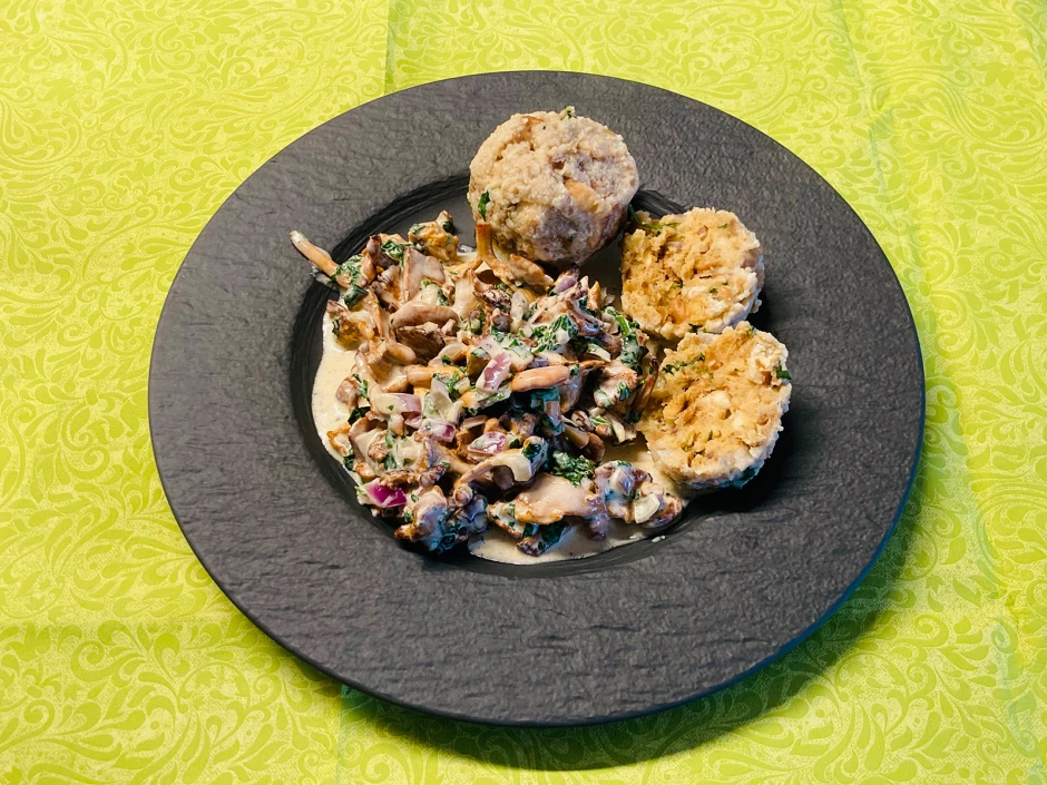 Eierschwammerl-Ragout mit Brezenkn&ouml;deln