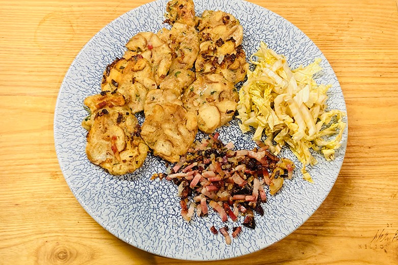 Geröstete Brezenknödel mit Speck