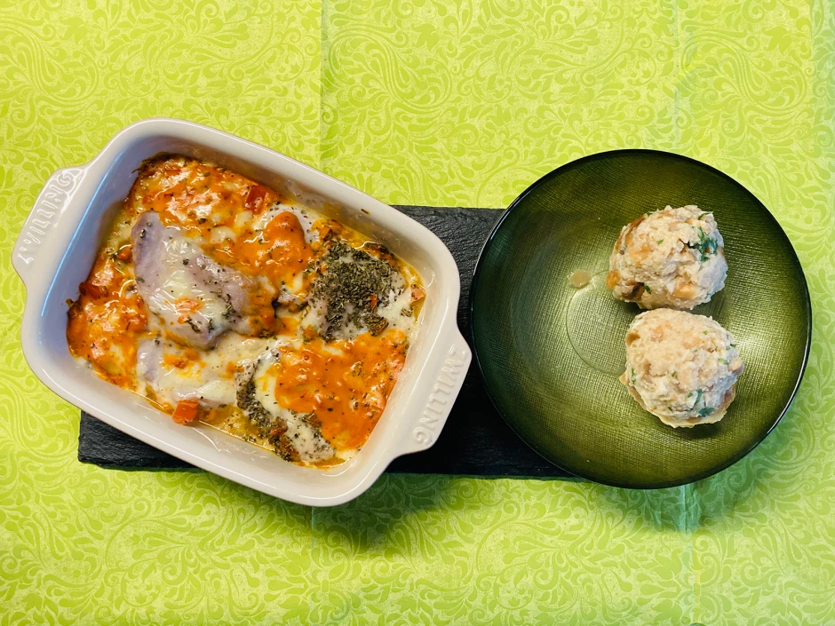 H&uuml;hnerbrustmedaillons in Tomaten-Mozzarella-So&szlig;e