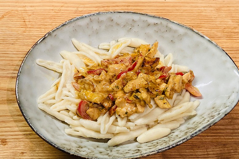 Paprika-Sahnesoße mit Huhn und Capunti Caserecci