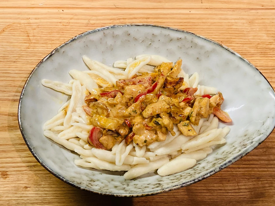 Paprika-Sahneso&szlig;e mit Huhn und Capunti Caserecci