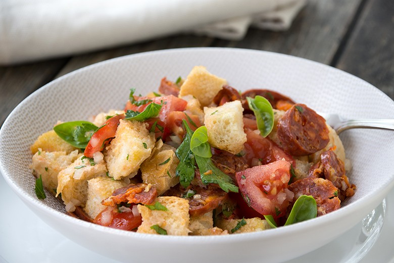 Salat von Tomaten, Chorizo und Brotchips