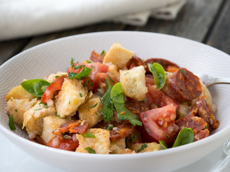 Salat von Tomaten, Chorizo und Brotchips