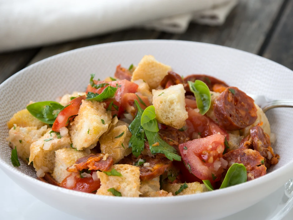 Salat von Tomaten, Chorizo und Brotchips