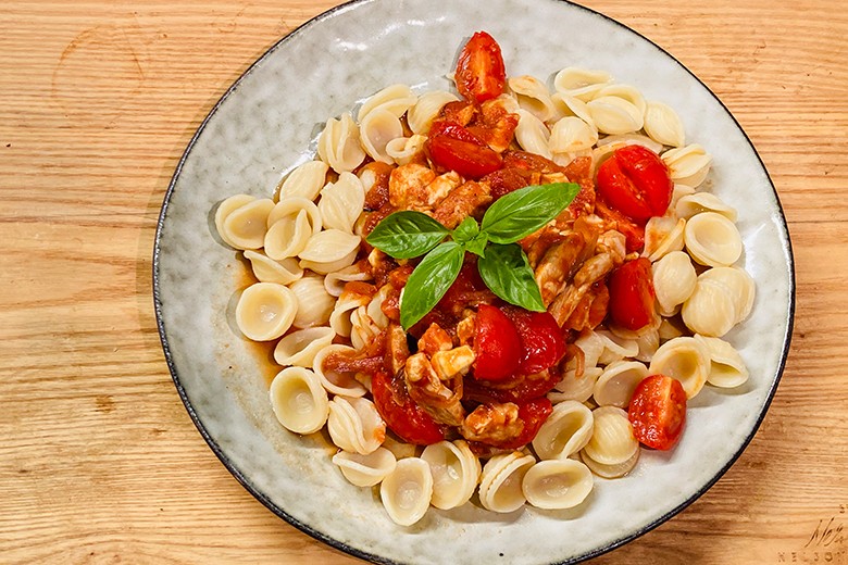 Orecchiette mit Hühnerbrust und Kirschtomatensoße