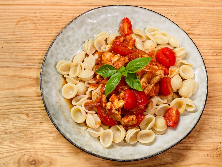 Orecchiette mit Hühnerbrust und Kirschtomatensoße