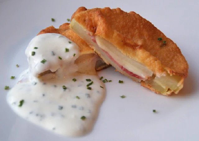Kohlrabi-Cordon bleu in Bierteig mit Schnittlauchsoße
