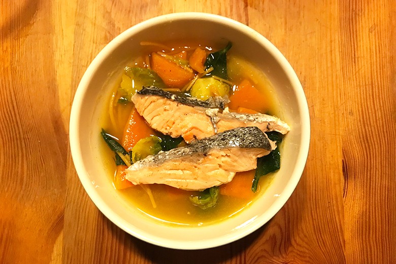 Kohlsprossen-Süßkartoffelsuppe mit gebratenem Lachs